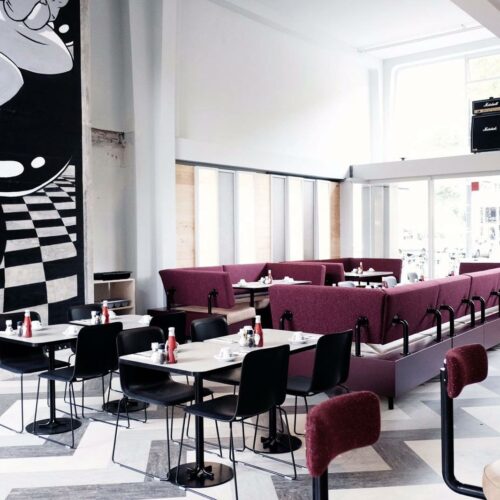 De koffie wordt zo uit de kan aan tafel ingeschonken bij het hippe By Jarmusch in Rotterdam