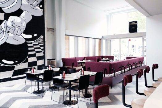 De koffie wordt zo uit de kan aan tafel ingeschonken bij het hippe By Jarmusch in Rotterdam