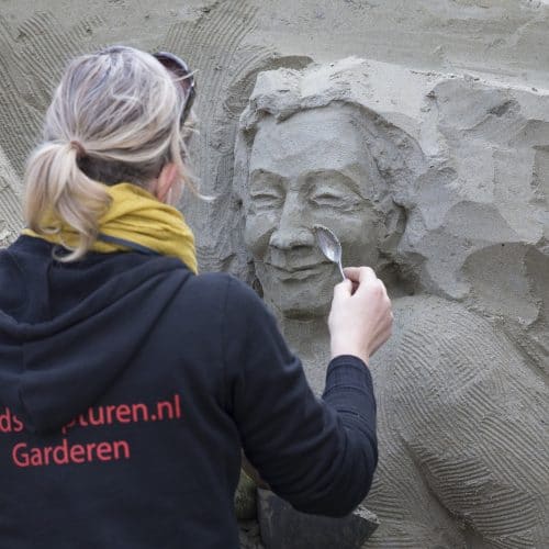 Zandsculpturenfestijn Carver aan het werk