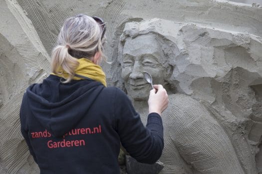 Zandsculpturenfestijn Carver aan het werk