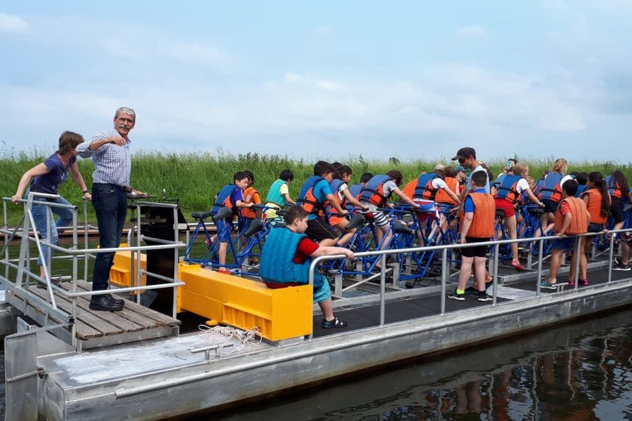 De grootste waterfiets ter wereld voor 36 personen