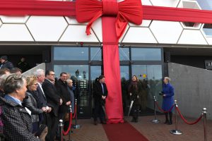 Gedeputeerde Klaas Kielstra en minister Cora van Nieuwenhuizen verrichtten de openingshandeling bij het Afsluitdijk Wadden Center.