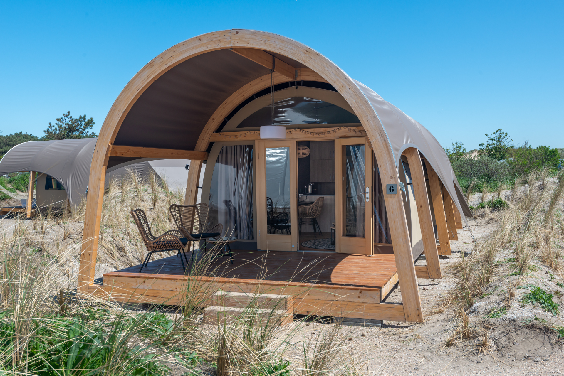 The Dune Lodge met zijn creative vorm geeft veel ruimte en een luxe sfeer.