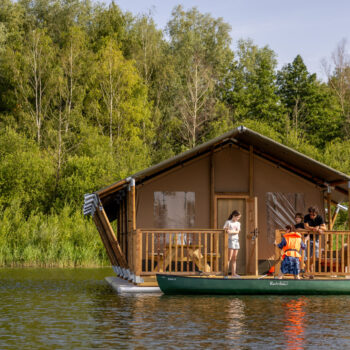 Drijven tussen rust en recreatieve innovatie. Hoe EasyFloat pontons glamping op het water mogelijk maken in Dilsen-Stokkem