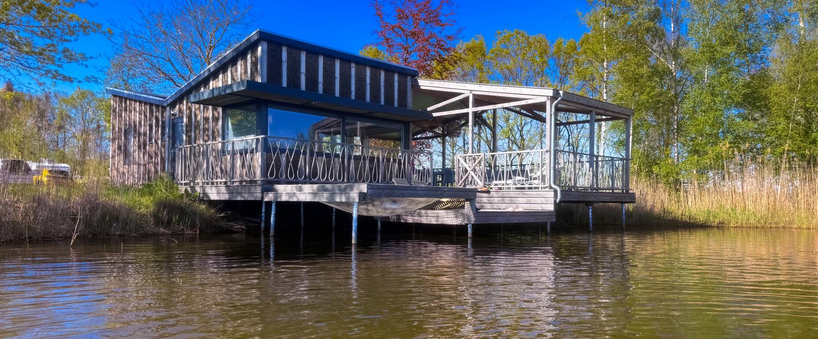 Logeren aan het water bij TerSpegelt: luxe, rust en volop vermaak